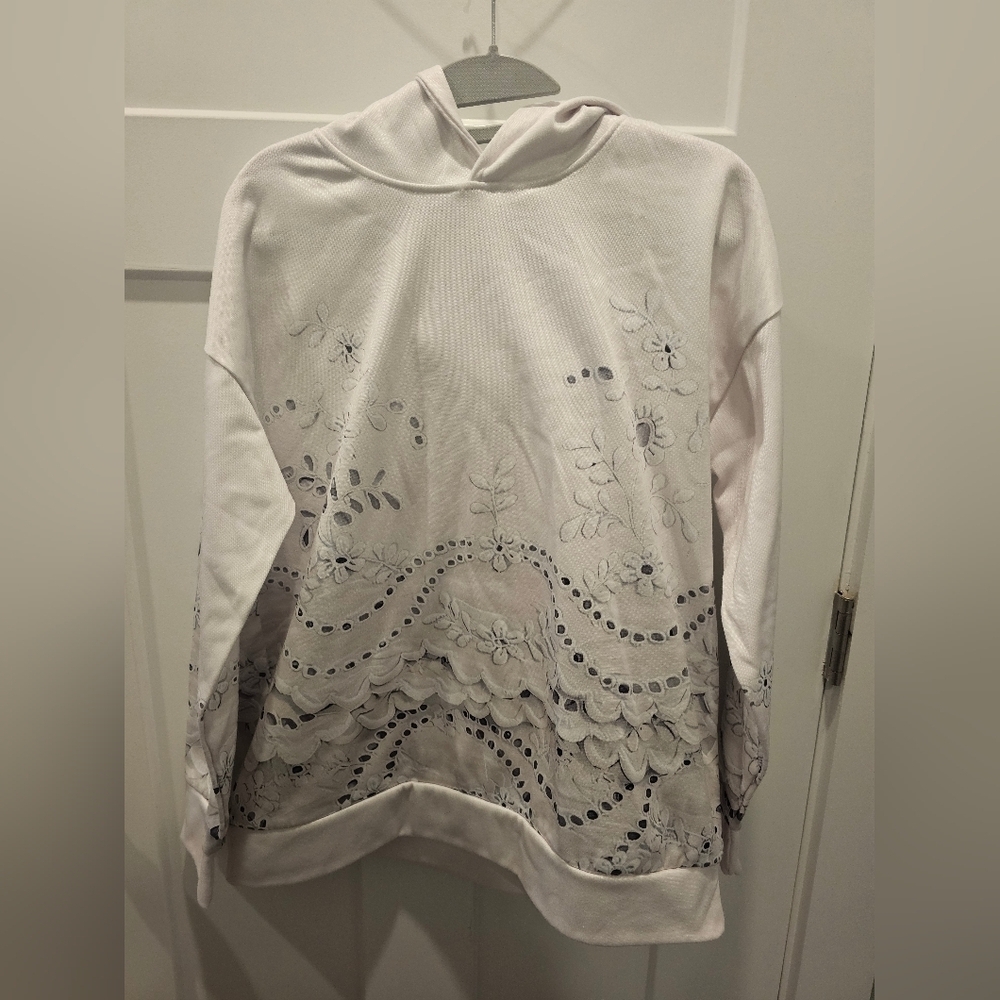 White Floral Print Hoodie Medium Women’s Pullover Sweatshirt Soft Casual Top